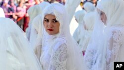 یک زن اهل چچن در حاشیه یک جشن عروسی گروهی در شهر گروزنی، روسیه. 