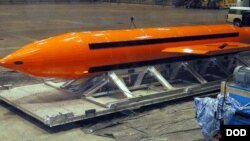 11 tonnalik portlovchi modda AQSh havo kuchlari tomonidan "Barcha bombalarning onasi" deb ataladi.