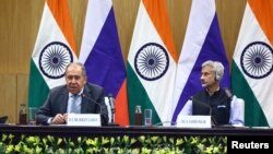 세르게이 라브로프(왼쪽) 러시아 외무장관과 수브라마냠 자이샨카르 인도 외무장관이 지난해 4월 뉴델리에서 공동회견하고 있다. (자료사진)