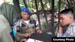 Satpol PP Pemkot Solo mendata warga dan anak yang kedapatan nongkrong di luar rumah selama masa KLB Corona. Mereka diwajibkan segera pulang ke rumah masing-masing. (Sumber: Satpol PP Pemkot Surakarta)