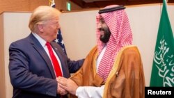 Presiden Amerika Donald Trump bertemu Putra Mahkota Arab Saudi Mohammed bin Salman di sela-sela KTT G20 di Osaka, Jepang Sabtu (29/6). 