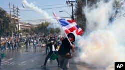 បាតុករ​ប្រឆាំង​រដ្ឋាភិបាល​ថៃ​មួយ​រូប​ចោល​​បំពង់​ផ្សែង​បង្ហូរ​ទឹក​ភ្នែក​ដែល​ត្រូវ​បាញ់​ដោយ​ប៉ូលិស​​ប្រឆាំង​កុប្បកម្ម នៅ​រាជធានី​បាងកក​កាល​ពី​ថ្ងៃ​អាទិត្យ​ទី​១​ខែ​ធ្នូ​ឆ្នាំ​២០១៣។