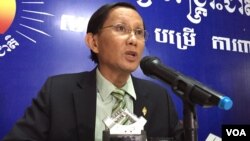 រូបឯកសារ៖ លោក​ យឹម សុវណ្ណ អ្នក​នាំ​ពាក្យ​គណបក្ស​សង្គ្រោះជាតិ​ ប្រាប់​អ្នក​សារព័ត៌មាន​ អំពី​គោល​បំណង​របស់​គណបក្ស​ប្រឆាំង​ ក្នុង​ការ​បន្ត​ឲ្យ​មាន​វប្បធម៌​សន្ទនា​ ដើម្បី​បញ្ចប់​ជម្លោះ​នយោបាយ​ដែល​កំពុង​កើត​មាន។ (ហ៊ុល រស្មី/VOA)