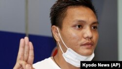 Pyae Lyan Aung, penjaga gawang pengganti tim nasional Myanmar yang memberi hormat tiga jari saat pertandingan kualifikasi Piala Dunia 2022 pada akhir Mei, berbicara di Bandara Internasional Kansai di Prefektur Osaka, Jepang pada Kamis, 17 Juni 2021. (Foto