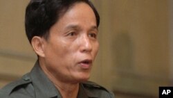 រូបឯកសារ៖ លោក ប៉ែន សុវណ្ណ អតីត​នាយក​រដ្ឋមន្ត្រី​លើក​ដំបូង​របស់​កម្ពុជា​ ក្រោយ​ការ​ដួល​រលំ​នៃ​របប​កម្ពុជា​ប្រជាធិបតេយ្យ​ ឬ​ខ្មែរ​ក្រហម នៅក្នុង​សន្និសីទ​កាសែត​មួយ​ក្នុង​ទីក្រុង​ភ្នំពេញ នៅ​ថ្ងៃពុធ ទី៣០ ខែមេសា ឆ្នាំ១៩៩៧។