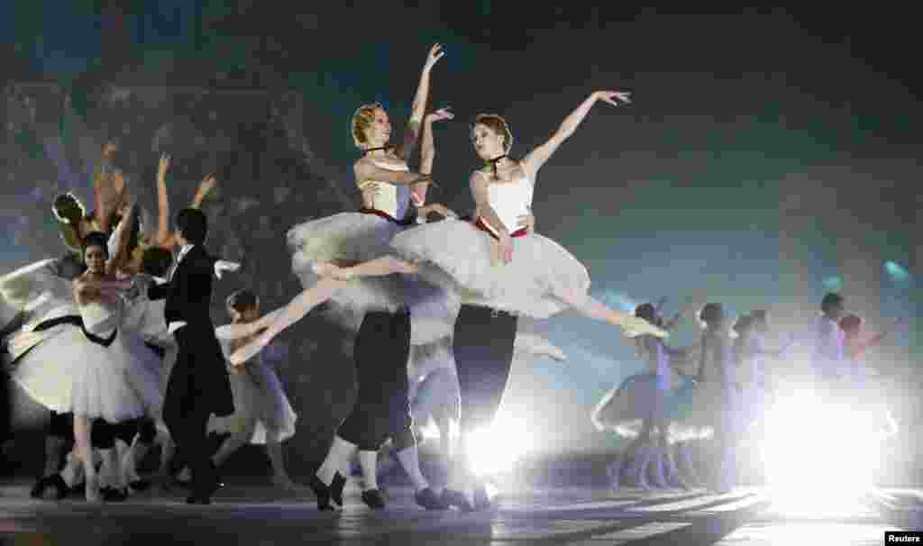 Bailarines del Ballet Bolshoi ejecutan una danza en la ceremonia final de los Juegos.