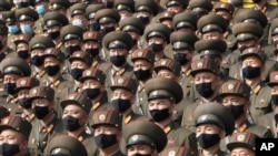 Tentara Korea Utara di Lapangan Kim Il Sung di Pyongyang, Korea Utara, pada 12 Oktober 2020. Setelah pertempuran di wilayah bersalju Kursk, Rusia pada minggu ini, pasukan khusus Ukraina menemukan belasan mayat tentara Korea Utara yang tewas. (Foto: AP)