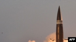 북한이 지난달 25일 새로 개발한 신형전술유도탄시험발사를 진행했다며 공개한 사진.