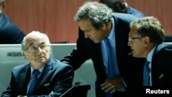 Presiden FIFA, Sepp Blatter (kiri), Presiden UEFA, Michel Platini dan Sekjen FIFA Jerome Valcke, pada Kongres di Zurich, Swiss, 29 Mei tahun 2015 (foto: dok).