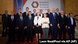 Lideri i delegati zemalja učesnica Samita Zapadnog Balkana u Londonu, drugog dana skupa čiji je domaćin premijerka Velike Britanije Theresa May (Foto: AP/Leon Neal/Pool via AP) 