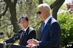 조 바이든 대통령과 기시다 후미오 총리가 10일 백악관에서 가진 정상회담 후 공동 기자회견을 하고 있다.