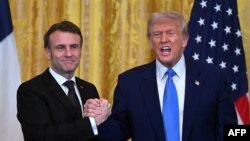 যুক্তরাষ্ট্রের প্রেসিডেন্ট ডনাল্ড ট্রাম্প এবং ফ্রান্সের প্রেসিডেন্ট এমানুয়েল ম্যাক্রোঁ যৌথ সংবাদ সম্মেলন শেষে করমর্দন করছেন। ফটোঃ ২৪ ফেব্রুয়ারি, ২০২৫। 