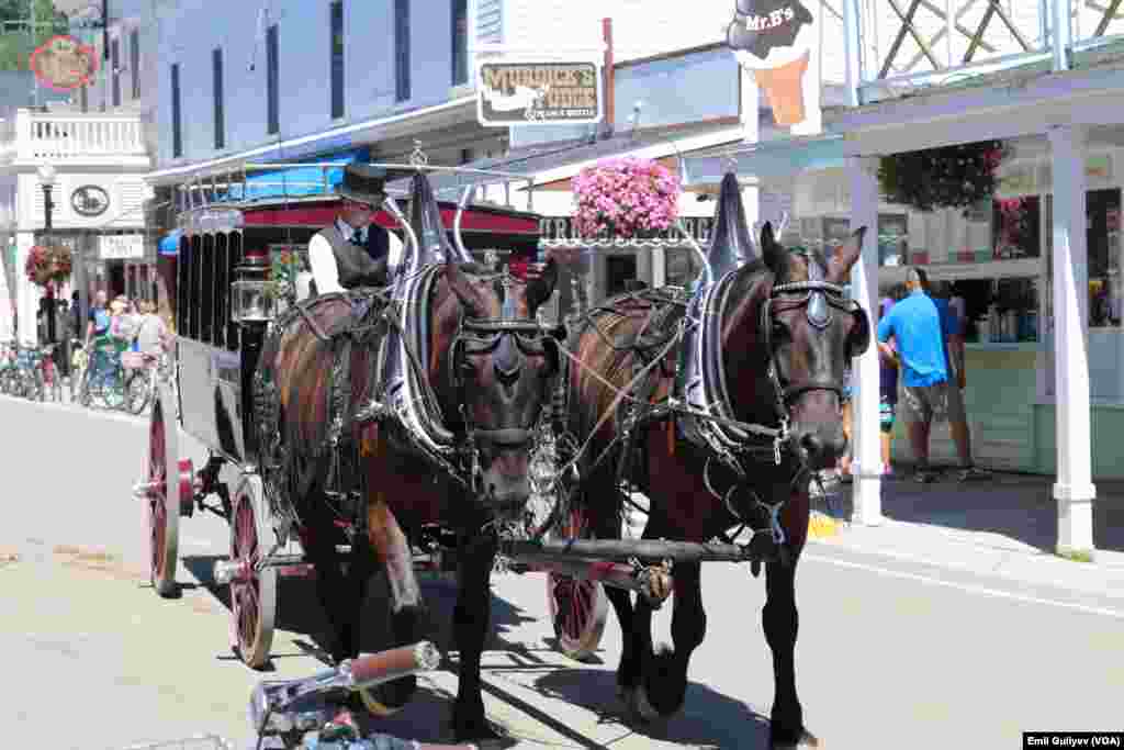Adada 1898-ci ildən bəri mühərrikli minik vasitələrinin istifadəsinə icazə verilmir. Burada yalnız at arabaları və velosipedlə gəzə bilərsiniz.&nbsp; Emil Quliyev - VOA