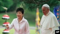 Presiden Korea Selatan Park Geun-hye, kiri, bersama Paus Fransiskus setelah upacara penyambutan di rumah kepresidenan Blue House di Seoul, Korea Selatan, 14 Agustus 2014.