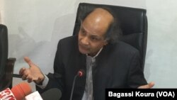 Gaetan Mootoo, chercheur à Amnesty International, lors d’une conférence de presse sur les résultats d’investigation de l’organisation des Droits humains sur les victimes du putsch du 16 septembre au Burkina, Ouagadougou, 14 octobre 2015. Photo Bagassi Ko