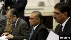 Pakistan's Foreign Secretary Aizaz Ahmad Chaudhry, head of Pakistani delegations, (C) attends a meeting in Kabul, Afghanistan, Jan.18, 2016.