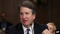 លោក Brett Kavanaugh ដែល​ត្រូវ​បាន​តែង​តាំង​ជា​ចៅក្រម​តុលាការ​កំពូល​ធ្វើ​សក្ខីកម្ម​នៅមុខ​គណៈកម្មាធិការ​ព្រឹទ្ធសភា កាល​ពី​ថ្ងៃ​ទី​២៧ កញ្ញា ២០១៨។