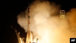 Roket yang membawa kapsul Soyuz lepas landas dari kosmodrom Baikonur, Kazakhstan (Foto: dok). Kapsul Soyuz membawa Oleg Kononenko (Rusia), Kjell Lindgren (NASA) dan Kimiya Yui (Jepang) merapat dengan mulus dengan Stasiun Antariksa Internasional (ISS), Kamis (23/7).