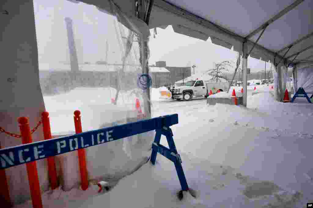 미국 매사추세츠주 로렌스의 신종 코로나바이러스 드라이브스루 진료소가 폭설로 문을 닫았다. 