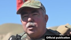 “Askarlarning boshini tanasidan judo qilish ishini amalga oshirishga bu yerdagi jangarilarning aqli yetmaydi. Ular xorijiy maslahatchilari bilan aloqada",- deydi vitse-prezident, General Do'stum