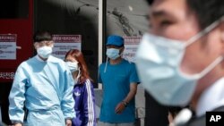 Para petugas medis dan pengunjung sebuah rumah sakit di Seoul, mengenakan masker untuk mencegah penularan virus MERS (Foto: dok).