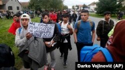 Migranti i izbeglice prolaze kroz Novu Pazovu na putu prema granici s Mađarskom 