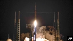 موشک اطلس ۵، کپسولی را که کاوشگر فضایی «لوسی» در آن جای داده شده با خود به فضا می‌برد - ۱۶ اکتبر ۲۰۲۱