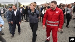 Šefica USAID-a Samanta Pauer u Kornidzoru u Jermeniji (Foto: Stepan Poghosyan, Photolure photo via AP)