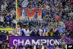 13일 제56회 슈퍼볼에서 승리한 로스앤젤레스 램스 선수들이 축하받고 있다.