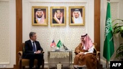 از راست به چپ، شهزاده فیصل بن فرهان، وزیر خارجهٔ عربستان سعودی، و انتونی بلینکن، وزیر خارجهٔ ایالات متحده