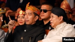 Presiden Joko Widodo dan capres nomor urut 2, Prabowo Subianto (kanan) menghadiri acara mulainya masa kampanye untuk pemilu 2019, di Jakarta, 23 September 2018.