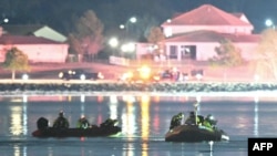 Les secours sur le Potomac jeudi matin, aux alentours de l'aéroport Reagan où devait atterrir l'avion d'American Airlines.
