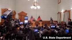 غنی و کری فقط به دو پرسش خبرنگاران پاسخ دادند