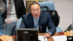 장쥔 유엔 주재 중국대사가 안보리 회의에서 발언하고 있다.