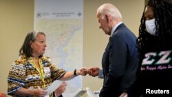 Presiden AS Joe Biden ketika memberikan suara lebih awal dalam pemilihan umum AS 2024 di New Castle, Delaware, Senin (28/10). 
