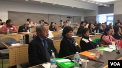 រូបឯកសារ៖ ពលរដ្ឋ​ខ្មែរ​អាមេរិកាំង​នៅ​រដ្ឋ Washington និង​ពលរដ្ឋ​ខ្មែរ​កាណាដា​ ធ្វើ​កិច្ចពិភាក្សា​​អំពី​នយោបាយ​នៅ​ប្រទេស​កម្ពុជា អំឡុង​ពេល​សន្និសីទ​ស្តី​ពី​សន្ធិសញ្ញា​ក្រុង​ប៉ារីស​លើក​ទី​ ២៦ នៅ​ក្រុង​ Auburn រដ្ឋ Washington កាល​ពី​ថ្ងៃ​ទី១៤ ខែ​តុលា ឆ្នាំ​២០១៧។ សន្និសីទ​នេះ​​ត្រូវ​បាន​រៀបចំ​ឡើង​ដោយ​អង្គការ​បណ្តាញ​ពលរដ្ឋ​ខ្មែរ​ដើម្បី​កម្ពុជា (KPNC)។ (សុខ ខេមរា/VOA)