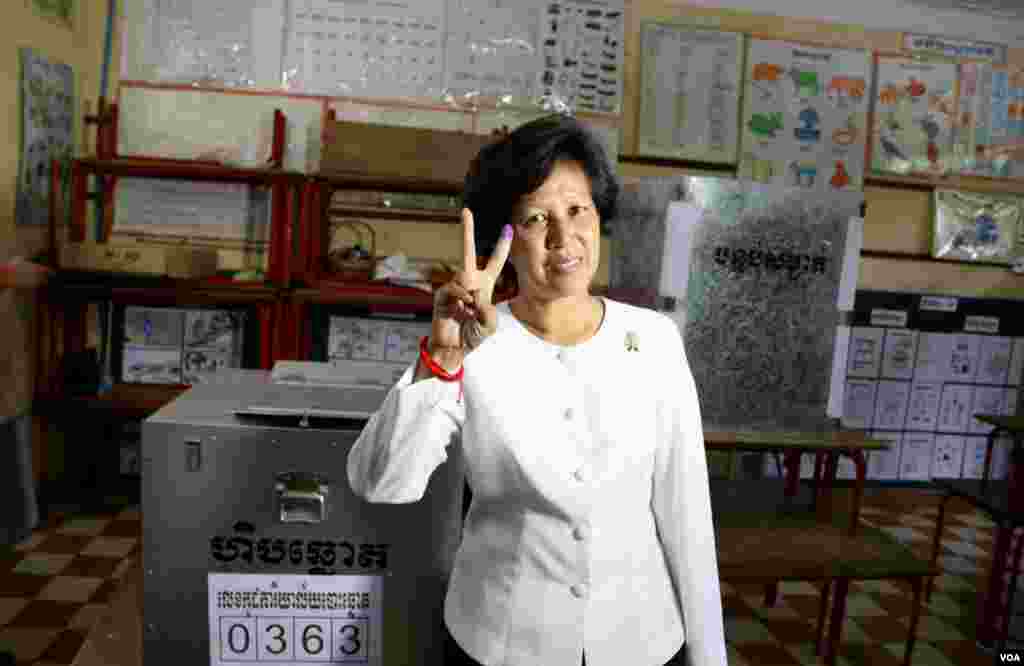 Princess Norodom Arunrasmy, president of the royalist FUNCIPEC Party, casts her vote a polling station at the Teaksin primary school in Kampong Cham town, northeast of Cambodia's capital Phnom Penh. (Heng Reaksmey/VOA Khmer)