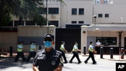 중국이 폐쇄한 청두 주재 미국 총영사관 건물 앞을 지난 7월 공안들이 지키고 있다. 