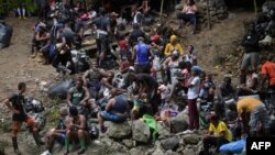 지난달 26일 콜롬비아에서 '다리엔 갭(Darien Gap)'을 지나 파나마로 향하는 이주민들이 휴식을 취하고 있다. 