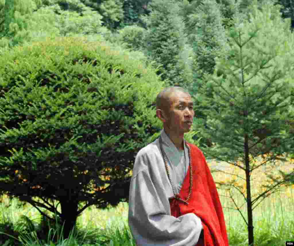 Ada sekitar 20 biarawan yang tinggal di kuil bersejarah di Hyangsan, Korea Utara. (VOA/Steve Herman) 