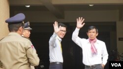 Dua mantan jurnalis Radio Free Asia, Uon Chhin (kanan) dan Yeang Sothearin (kiri), tiba di Pengadilan Phnom Penh, 3 Oktober 2019.