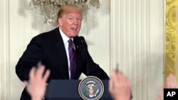 Presiden Donald Trump memberikan keterangan dalam konferensi pers dengan Presiden Latvia Raimonds Vejonis, Presiden Estonia Kersti Kaljulaid, dan Presiden Lithuania Dalia Grybauskaite di Ruang Timur Gedung Putih, di Washington, 3 April 2018. (Foto: dok).