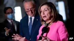 Ketua DPR Nancy Pelosi (kanan) menyebut tindakan Trump memperpanjang stimulus Covid-19 "tidak konstitusional."