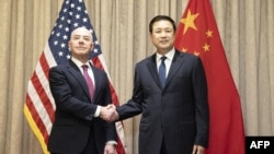 资料照：美国国土安全部部长马约卡斯（Alejandro Mayorkas ）与中国公安部部长王小洪在维也纳举行会晤。（2024年2月18日）
