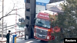 People celebrate South Africa&#39;s Heritage Day at Zoo Lake park in Johannesburg.