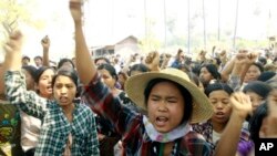 Warga desa di Myanmar memrotes perusahaan tambang milik China di sana (foto: dok).