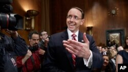 លោក Rod Rosenstein ទៅ​ដល់​វិមាន​សភា Capitol Hill កាលពី​ថ្ងៃទី៧ ខែមីនា ឆ្នាំ២០១៧ ដើម្បី​ធ្វើ​សក្ខីកម្ម។