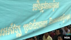 រូបឯកសារ៖ ផ្ទាំង​បដាអំពាវនាវ​ឲ្យមានការ​អភិវឌ្ឍ លទ្ធិប្រជាធិបតេយ្យ​ និង​សិទ្ធិមនុស្ស​ ក្នុង​ថ្ងៃរំឭក​ខួប​ទី២៨​ឆ្នាំ​នៃ​ការ​ចុះកិច្ចព្រមព្រៀង​ទីក្រុងប៉ារីស​​ នៅទីក្រុង​ភ្នំពេញ ​ថ្ងៃ​ទី​២៣​ តុលា​ ឆ្នាំ​២០១៩​។ (ហ៊ុល រស្មី​/វីអូអេ) ​​ 