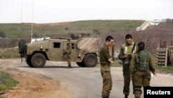 Tentara Israel memblokir jalan dekat Israel dengan perbatasan Suriah dekat Dataran Golan yang dikuasai Israel, 10 Februari 2018.