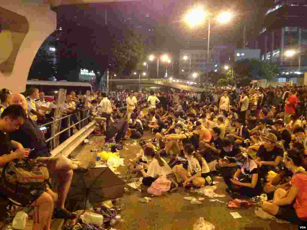 星期一凌晨金钟附近仍有数万市民学生坚守（美国之音海彦拍摄）